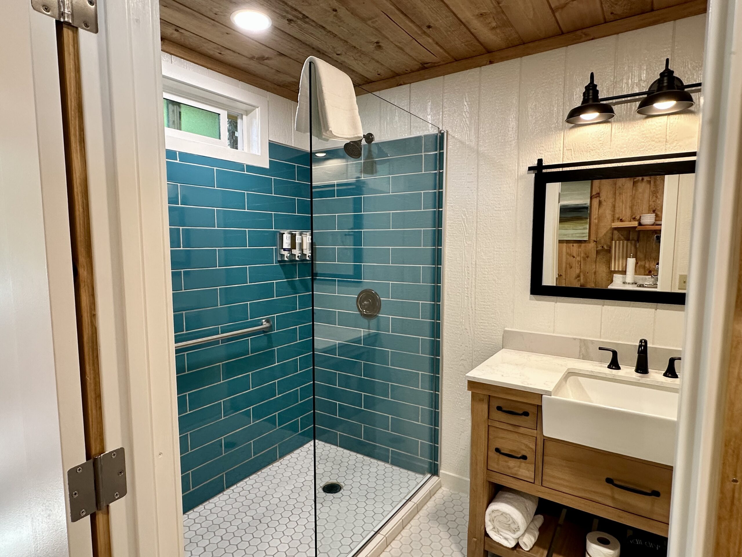 Room I Shower and Vanity